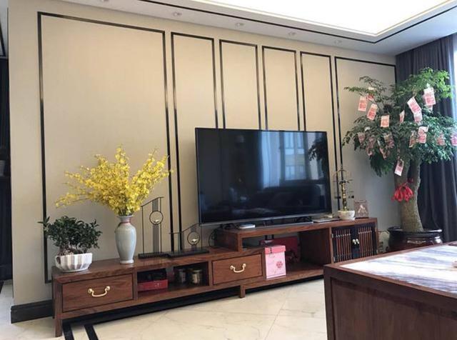 把不銹鋼條嵌到墻上，簡單點(diǎn)綴好高檔！