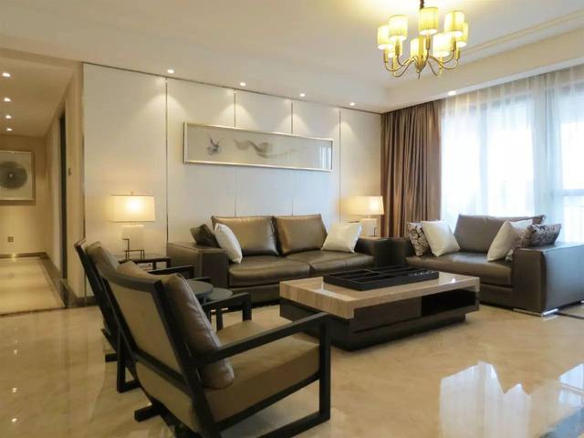 把不銹鋼條嵌到墻上，簡單點(diǎn)綴好高檔！